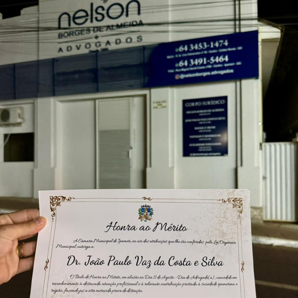 Título de Honra ao Mérito concedido ao Dr. João Paulo Vaz da Costa e Silva, em frente ao escritório em Ipameri - GO